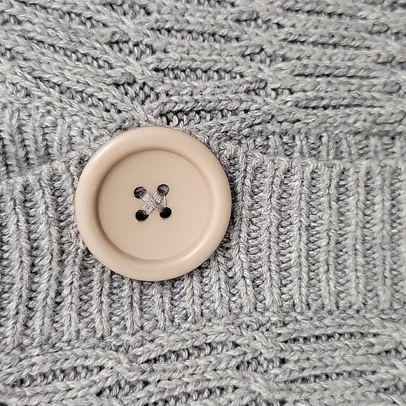 Sleeveless Button Up Cardigan - Picture 4 of 5